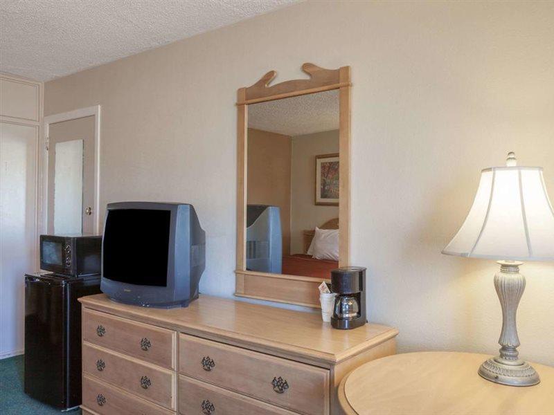 ฮาวเวิร์ด จอห์นสัน บาย วินด์แฮม เบเคอร์สฟิลด์ Hotel เบเกอร์สฟีลด์ ภายนอก รูปภาพ