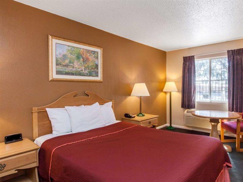 ฮาวเวิร์ด จอห์นสัน บาย วินด์แฮม เบเคอร์สฟิลด์ Hotel เบเกอร์สฟีลด์ ภายนอก รูปภาพ