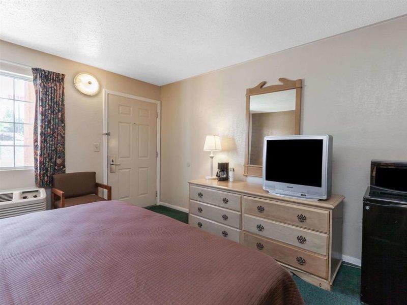 ฮาวเวิร์ด จอห์นสัน บาย วินด์แฮม เบเคอร์สฟิลด์ Hotel เบเกอร์สฟีลด์ ภายนอก รูปภาพ